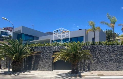 Impressionnante villa en bord de mer, située dans une impasse tranquille à Acorán, Santa Cruz de Tenerife. Une villa design, construite avec des matériaux de première qualité, presque entièrement de plain-pied.  La façade moderne se fond dans le gran...