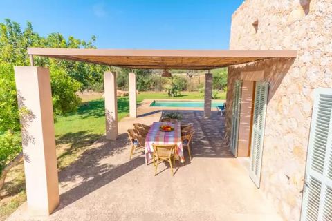 Esta encantadora villa cuenta con un jardín bien cuidado con piscina de cloro (10m x 4m, profundidad 0,80m a 1,55m), equipada con tumbonas y sombra proporcionada por sombrillas y árboles. Una barbacoa y un porche amueblado son ideales para cenar al a...