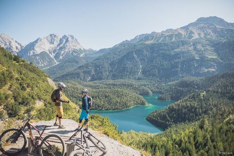 Das Bergresort Zugspitze Ehrwald bietet inkludiertes Frühstück und die ideale Unterkunft für Ihren Urlaub. Im 136 m² großen Chalet können sich bis zu 8 Personen wohlfühlen. Ihr Ferienhaus verfügt über 4 Schlafzimmer (3x Doppelbett, 1x französisches D...