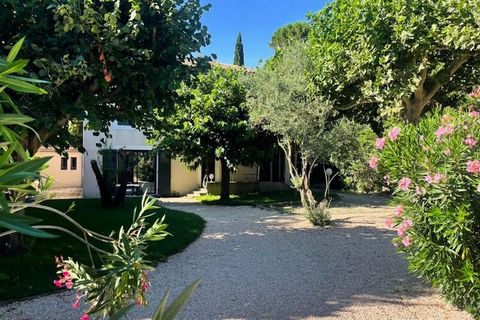 Magnifica casa di 200 mq situata agli Angoli. ArrayLa sua posizione ti permette di scoprire i villaggi della Provenza! Non vedo l'ora di darti il ​​benvenuto :) Questa casa è stata ristrutturata. completamente rifatto nuovo e arredato con gusto! Per ...