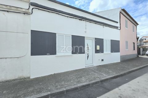 Identificação do imóvel: ZMPT579822 Single-storey 2-bedroom house with a gross area of 135 m², located in the parish of Rosário, in the municipality of Lagoa. The property comprises two bedrooms, a living room, a bathroom, and a recently renovated ki...