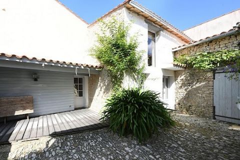 Real estate on Île de Ré - Ars en Ré This authentic country house located in the center of the village offers a beautiful entrance courtyard enclosed by stone walls with a terrace and a shelter, as well as an outbuilding/storage, a large living room ...