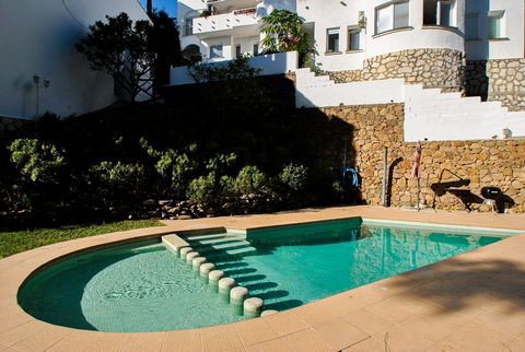 Renovated Villa in Calahonda with Pool, Garden, & Roof TerraceThis fully renovated link-detached villa in lower Calahonda is just a 20-minute walk to local amenities and another 10 minutes to the beach. it features modern design, large windows that l...