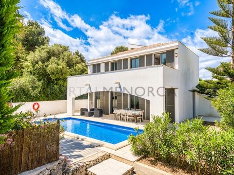 Are you looking for a stylish, well-maintained villa with a tourist license and excellent rental potential? This fabulous property in the tranquil area of Port Addaia offers an exceptional opportunity for both personal enjoyment and investment. The g...