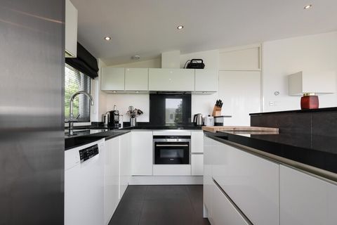 Cette belle maison de vacances, située à Veerse Meer, Kamperland, offre un refuge parfait pour jusqu'à 8 personnes. Répartie sur deux étages, le rez-de-chaussée comprend des chambres confortables, une salle de bains et des toilettes séparées pour plu...