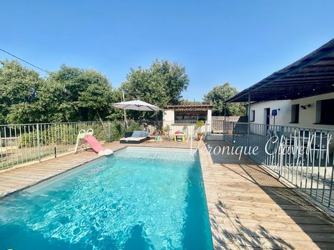 Villa contemporaine de 114m2 posée sur un terrain de 1042m2 avec piscine