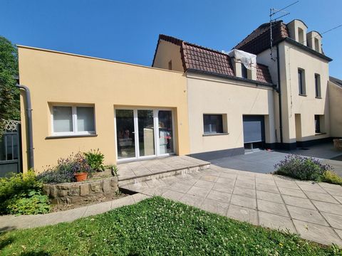 Nouveauté à Cauchy à la Tour !! Maison familial avec gros potentiel !! Maison de 208m2 sur une parcelle de 864m2 entièrement clôturé. Rez de chaussée : Hall d'entrée, salon/salle à manger, salle de bains, un cellier/buanderie, WC et une cuisine récen...