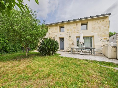Maison en pierre de 2 chambres, belle pièce de vie, rénovée, jardin intimiste