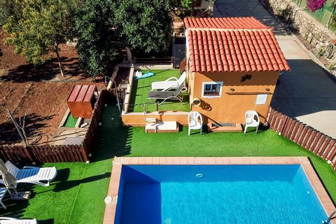 Spectaculair landgoed met prachtig uitzicht op zee op een perceel van 7.875 m2 in het charmante dorpje Aldea Blanca in San Miguel de Abona. De woning is toegankelijk via een automatische toegangspoort, waar je een binnenplaats vindt met een barbecuep...