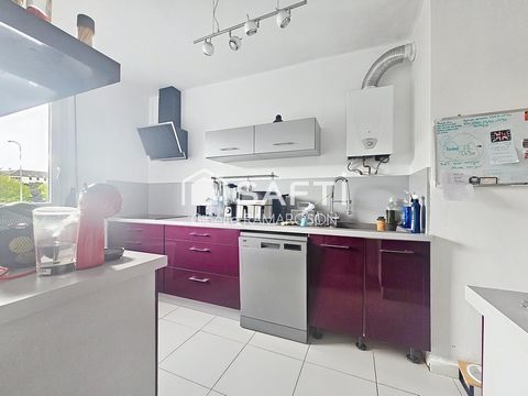 Situé au cœur de Chalon-Sur-Saône, à proximité immédiate des quais de Saône , de l'Espace des Arts, de la gare et des commerces du quartier Saint-Cosme, cet appartement T5 bénéficie d'un emplacement recherché, pratique et agréable pour une vie citadi...