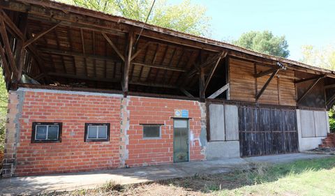 GRANDS ATELIERS DE 260 M&#178; , DIVISES EN 2 SUR TERRAIN D&#39;ENVIRON 900 M&#178;, IDEAL ENTREPRISE, ARTISAN OU INSVESTISSEURS POUR CREATION DE LOGEMENTS