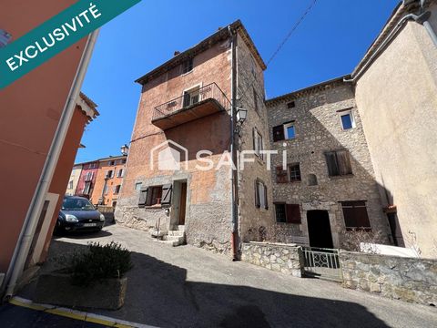 Une belle maison de village avec une âme certaine et beaucoup de charme; bien situé au cœur du village à proximité d e toutes les commodités, un grand garage situé en face de la maison, un joli jardin d'agrément tout à côté