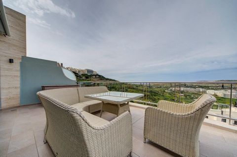 Ce spectaculaire PENTHOUSE JUMELÉ est situé à la périphérie de ce village pittoresque et sur le chemin de la plus grande plage de sable de Malte. Le logement vous accueille avec un beau plan ouvert, une cuisine, un salon et une salle à manger, qui mè...
