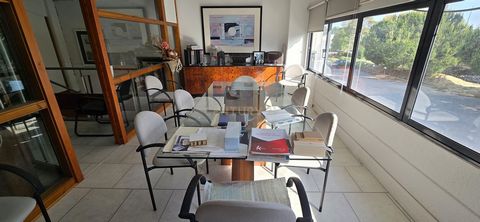 Découvrez cette spacieuse maison de 288 m² à Setúbal, offrant un cadre de vie idéal à proximité des axes routiers et de toutes les commodités. Avec un prix attractif de 430 000 , cette propriété est une opportunité à ne pas manquer. La maison compren...