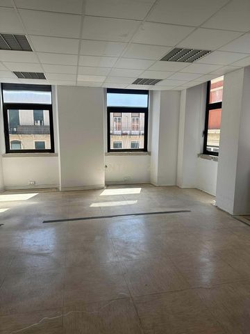 Approximately 52m² office with mezzanine, located on Rua de Xabregas, in Marvila, with river views. Exclusive office building, ideal for companies that value a professional workspace. With lifts, external bathroom and regular cleaning. Marvila is one...