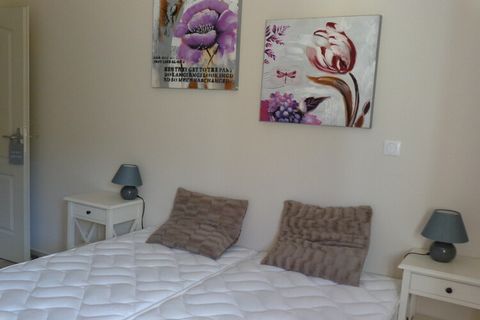 Villa moderne avec piscine privée. Du jardin, vous avez une vue fantastique sur les vignes. La villa est à distance de marche du centre du village animé et pittoresque du Plan-de-la-Tour. Dans la matinée, vous pouvez marcher à la boulangerie pour ach...