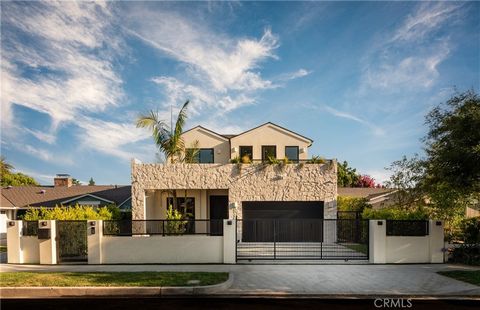 Découvrez le summum de la vie moderne dans cette pièce maîtresse moderne et organique nouvellement construite, où la sophistication rencontre le confort à chaque tournant. Soigneusement sélectionnée avec les meilleures finitions et des éléments de de...