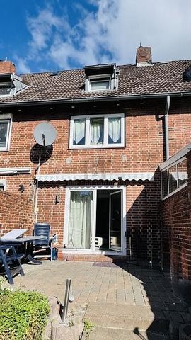 Dieses charmante Reihenmittelhaus in zentraler Lage von Kiel bietet mit seinen 3,5 Zimmern und einer Wohnfläche von 88 m² genügend Platz für die ganze Familie. Nach einer frischen Renovierung besticht die Immobilie durch einen optimal gestalteten Gru...
