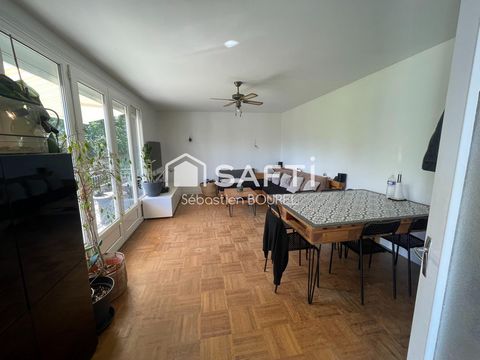 Maison traditionnelle, bon état, beau potentiel.