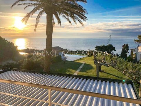 VENTE D'UNE VILLA PIEDS DANS L'EAU AUX ISSAMBRES FACE A LA BAIE DE SAINT-TROPEZ