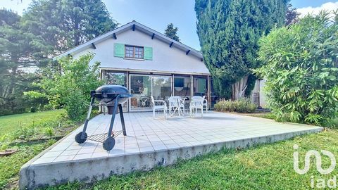 iad France - Jennifer Favreau vous propose: À vendre - Maison familiale à Yvrac Située dans un quartier résidentiel recherché, cette maison des années 70 vous offre un fort potentiel avec ses 139 m² habitables sur une parcelle de 1 518 m². Au rez-de-...