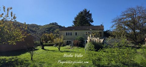 Lalevade-d'Ardèche, à 5 minutes d'Aubenas, dans un environnement calme sans nuisance, maison des années 70 d'une surface habitable de 163 m² sur un terrain d'environ 2272 m² . Ce bien est composé comme suit: Au premier étage, une partie principale de...