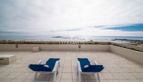Fabuleux penthouse en première ligne de mer , avec une vue panoramique sur l'océan et la plage . Cet appartement en Duplex , avec d'excellents domaines, bénéficiant d'une terrasse de plus de 200 m2 sur le front de mer , équipé avec une cuisine rustiq...