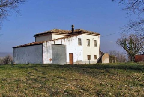 Country house dating back to the '60s 25-30 minutes from the sea and 2 km from Palmoli. The property is in need of resotoration. The ground floor comprises four rooms; the upper floor can be accessed using an external staircase and features lounge, k...
