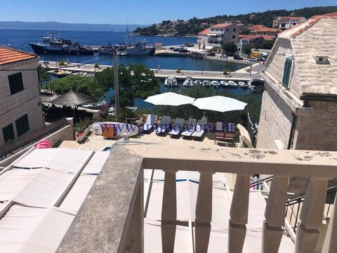 For sale is a beautiful old villa located in the center of Sumartin, only 50 meters from the sea. The villa was built 200 years ago from natural Brac stone, consists of a basement of 160 m2, ground floor, 2 floors and attic and has a beautiful view o...