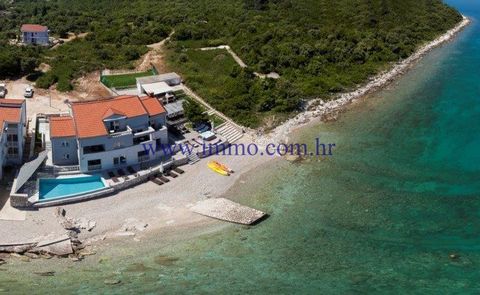 For sale is a beautiful villa located on the Peljesac peninsula in the first row to the sea. The villa has a beautiful panoramic sea view and consists of three floors. On the ground floor there is a spacious living room and a fully equipped kitchen, ...