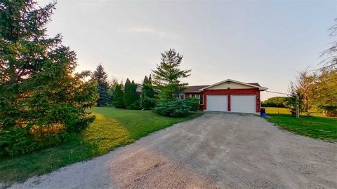 Duplex Ranch Style Bungalow 2 Bedroom & 1 Washroom On 1 Acre Of Land, Very Spacious. One Portion Of Duplex Property Is Available For Rent. 1 Garage & 1 Driveway Parking. Huge Front/Backyard/Garden. Very Quite Area, Beautiful Country Setting, Close To...