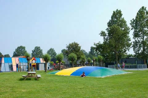 Dit vrijstaande chalet staat op het mooie vakantiepark Resort Schoneveld. Het strand ligt op 600 m. vanaf het vakantiepark en het centrum van Breskens ligt op ca. 2 km. Het knusse, gelijkvloerse chalet is verzorgd ingericht. Er is een woonkamer met T...
