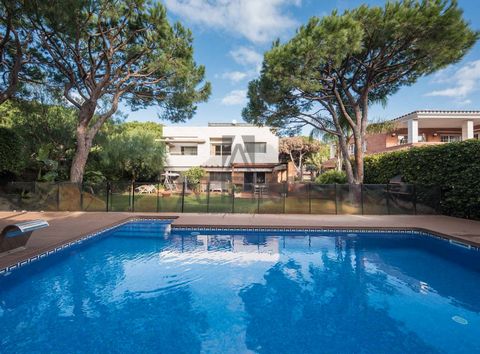 Located in one of the best residential areas of Gavà Mar, where luxury and high standing predominate, a quiet area a few minutes from the beach, with all kinds of services and establishments and where the most prestigious schools of the municipality ...