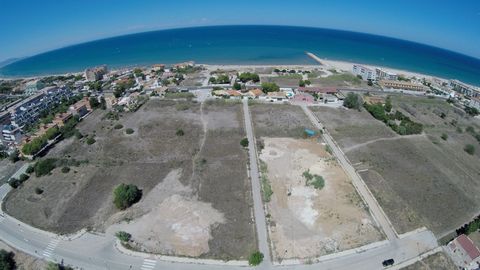 Volledig vlak ontwikkelbaar perceel, 500m van de zee, gelegen aan de kust van Dénia en ongeveer 12 km van het stedelijke centrum, dicht bij alle diensten.