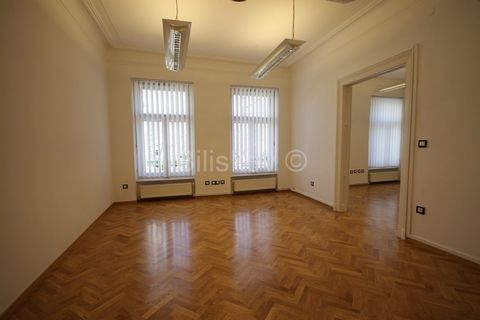 Zrinjevac, 4-room business premises - rent Comfortable four-room apartment of 122m2 NKP on the 1st floor of a building without an elevator in Zrinjevac. The apartment is rented completely unfurnished, and it is located near all essential amenities an...