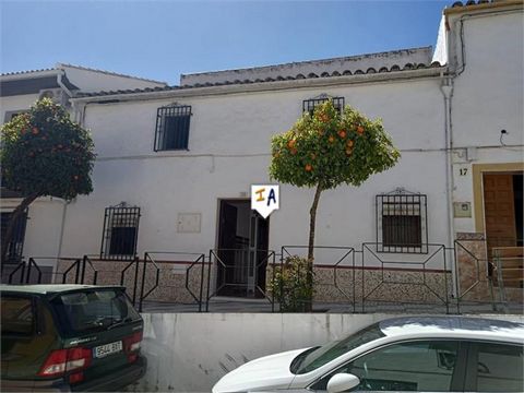 Esta casa adosada de 6 dormitorios y 3 baños de 212 m2 construidos se encuentra en una generosa parcela de 252 m2 con mucho espacio exterior en el espléndido y tranquilo pueblo de Zambra, en el municipio de Rute, en la provincia de Córdoba, Andalucía...