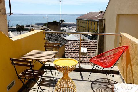 Este elegante apartamento duplex com 3 quartos está localizado no centro histórico de Lisboa. Situado em 2 pisos, o duplex dispõe de um terraço privado com espaço para desfrutar de cafés da manhã ou jantares à noite, enquanto aprecia as vistas sobre ...