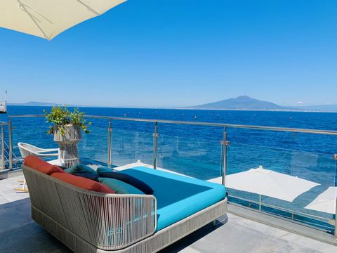 This beautifully renovated villa is complete with modern comforts. It’s a dream come true for lovers of the sun, sea and luxury. Perfect for an unforgettable seaside holiday! This seafront villa was built in 1950 and renovated in 2020. A unique featu...