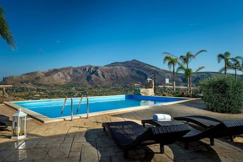 Esta villa rural se encuentra en Castellammare del Golfo, Sicilia. Hay cinco habitaciones, que pueden acomodar a un total de 10 personas. Es ideal para unas vacaciones con la familia o con amigos. La villa tiene una piscina privada donde podrá relaja...