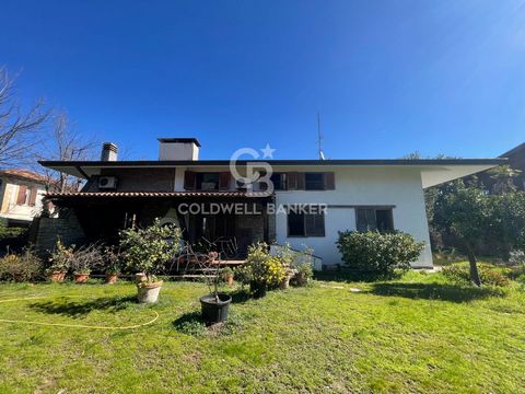 In Lido di Camaiore, about 800m from the sea, a beautiful Villa built in the 70s and completely to be restored is offered for sale. The building with garden on 4 sides of about 700sqm is distributed over a total of about 500sqm on three levels includ...