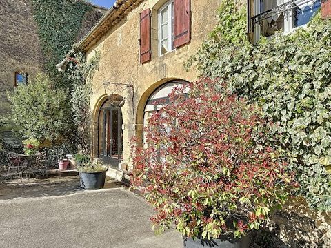 EXCLUSIVE. Charming village house of about 190 m2 located in the center of the village of Vers-Pont-du-Gard, offering on the ground floor a dining kitchen, a large bright living room with high ceilings and a wood stove. Two bedrooms, each with its ow...