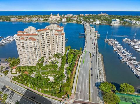 Welkom in deze prachtige unit op de 8e verdieping op One Watermark Place. Dit herenhuis in de lucht biedt een panoramisch uitzicht op de oceaan, Palm Beach Island en de intracoastal. Stelt u zich eens voor dat u het hele jaar door in een full-service...