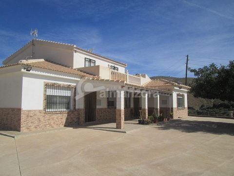 Se vende una fabulosa Villa de dos plantas en un entorno rural en la zona de Los Navarettes aquí en la provincia de Almería. La Villa es de nueva construcción utilizando los mejores materiales y accesorios en toda la propiedad y consta de dos viviend...