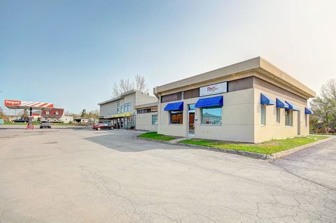 BEAUTIFUL project very well LOCATED, ideal for INVESTOR. Building with excellent potential income of $56,256/year. Gas station, convenience store, Subway and a 51/2 unit upstairs (vacant at this time). Strategic area close to all services: schools, C...