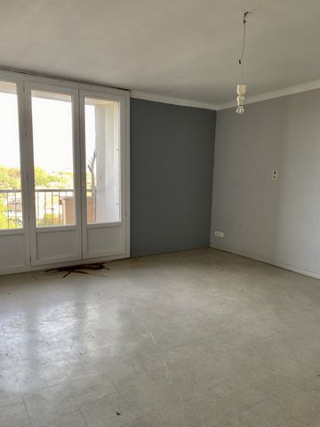 APPARTEMENT F2 A RENOVER