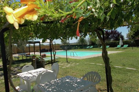 Esta lujosa villa ubicada en Cortona, con 10 habitaciones, puede adaptarse a 20 personas cómodamente. También incluye una piscina privada y es perfecta para grupos grandes y familias. Los visitantes pueden dirigirse a las ciudades cercanas para visit...
