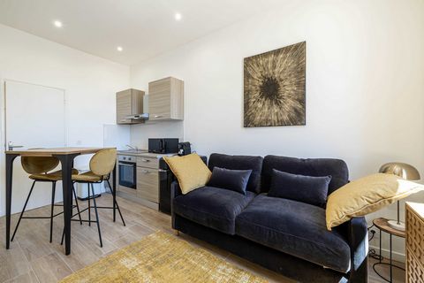 Welcome to this 17 square metre flat, located on the 3rd floor without a lift. Despite its compact size, this space offers functional and comfortable living. Discover its detailed features: Flat Features : Versatile Living Room: Sofa bed offering ada...