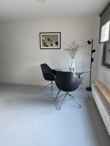 Very nice, newly renovated granny flat in Meerbusch. Within walking distance (1 minute) to the subway with a direct connection to Düsseldorf and Krefeld. The next motorway connection (3 minutes) offers a direct connection to Düsseldorf Airport (15 mi...