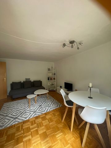 Lieber Sucher diese 2-Zimmer-Wohnung mit Terrasse ist eingebettet in ein 2-Parteienhaus (mediterraner Stil) auf einem großzügigen Hanggrundstück oberhalb von Eisenach mit Wartburgblick. Ruhig gelegen und fußläufig über Karolinenstraße und Karolinenbr...