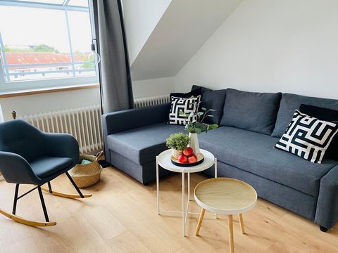 Das 2-Zimmer DG-Apartment ist mit viel Liebe zum Detail perfekt und hochwertig eingerichtet. Es eignet sich für max. 2 Personen, verfügt über einen großen Wohn-/Essbereich, Schlafzimmer, Laptop-Arbeitsplatz, Küche mit Sitzgelegenheit und Duschbad. Id...